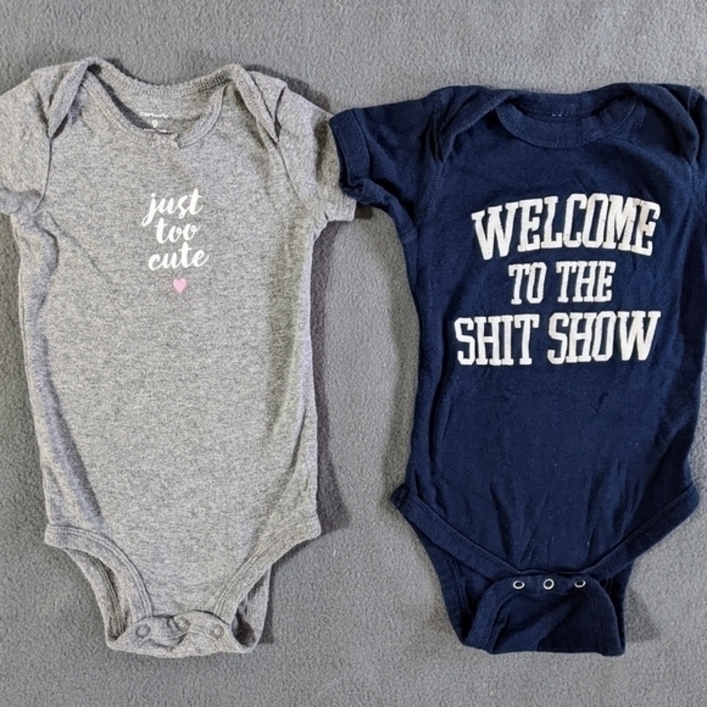 Baby girls short sleeve bodysuit Onesie Carter's size 6 mo And 9 months
